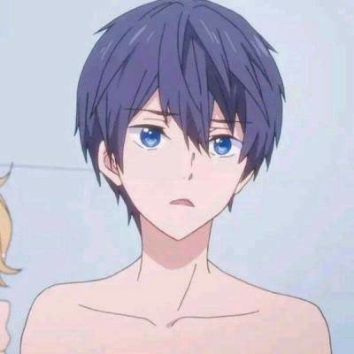 女子亲宝宝脚丫嘴唇肿成香肠